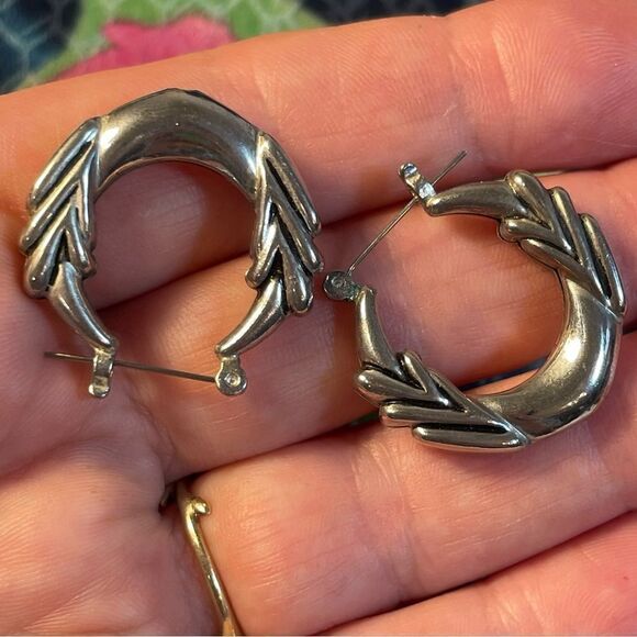 Silver chevron hoop earrings - Picture 2 of 6